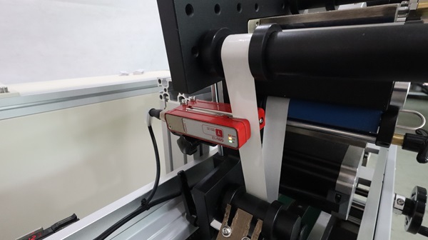 全自動雙側(cè)面貼標機,貼標機設(shè)備,全自動貼標機